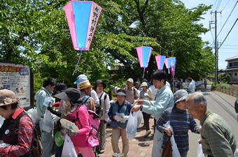 春、残堀川ふれあいウォーキングで、参加者に花苗を配布。