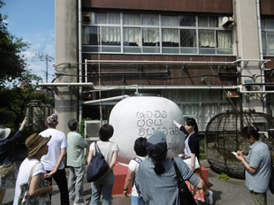 総合環境講座の屋外学習。左は街なみウォッチング、右はすみだ環境ふれあい館　雨水資料室の見学。
