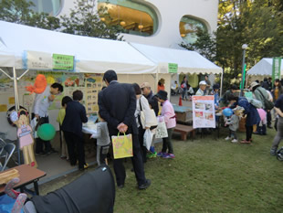 “会場となった境南ふれあい広場公園。武蔵野プレイスが隣接し、駅のホームからも見下ろすことができる。アクセスのよさが好条件となって前年度から来場者が倍増した