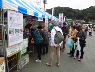 産業まつり2014の出展ブース。ダンボールコンポストの配布と、アンケート回答者にエコバッグをプレゼント