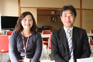 お話を聞いた、日の出町生活安全安心課環境係の木﨑洋美さん（左）と、まちづくり課都市計画係の佐藤太郎さん（右）