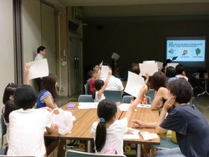 親子環境教室の様子。“体験を通じて考え、調べ、学び、行動する”という体験型環境学習の機会を区民に提供し、地球温暖化対策等の環境問題に対する意識を高めることをねらいとする。