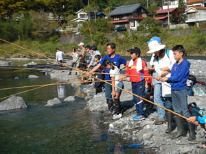 御岳渓谷での親子魚釣り体験