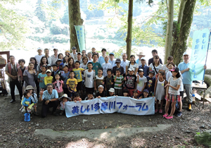 炭焼き体験と水辺の交流会の参加者たち