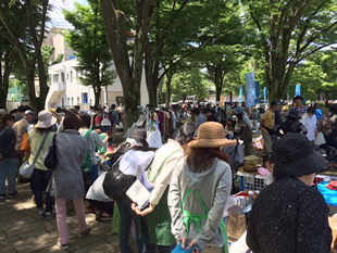 リサイクルゾーンのフリーマーケット。